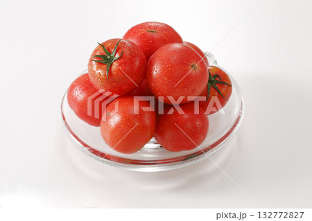 ガラス皿に盛り付けたフルーツトマト 132772827