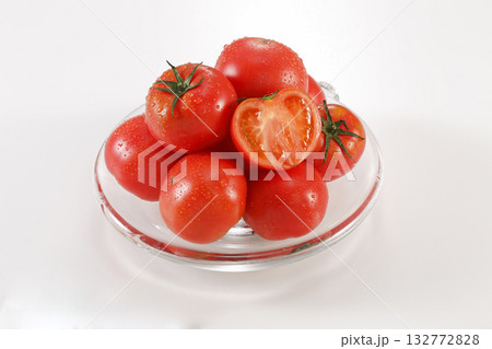 ガラス皿に盛り付けたフルーツトマト 132772828