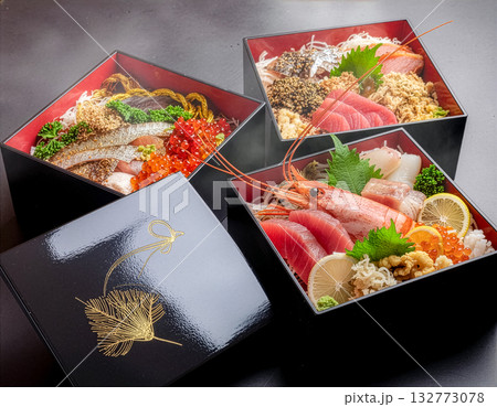 豪華なおせち料理と黒塗り重箱の正月祝い｜和食,刺身,いくら,重箱,正月,海鮮 132773078