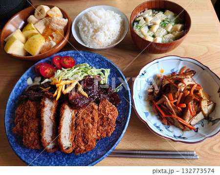 名古屋名物(なごやめし)~八丁味噌を使った味噌カツ定食(きんぴらごぼうの小鉢料理,椀物,デザート付) 名古屋名物(なごやめし)~八丁味噌を使った味噌カツ定食(きんぴらごぼうの小鉢料理,椀物,デザート付) 132773574