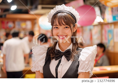 メイド喫茶で働く女性イメージ 132774896