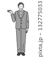 説明をするスーツ姿のビジネスマン 132775033