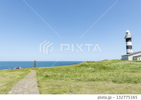 秋田県男鹿市　入道崎灯台と北緯40°モニュメント 132775165