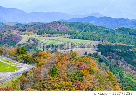 秋の茶臼山高原（愛知県）スカイガーデンからの眺望 132775258