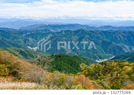 秋の茶臼山高原（愛知県）スカイガーデンからの眺望 132775269