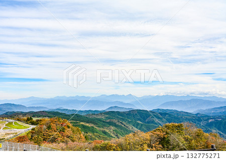 秋の茶臼山高原（愛知県）スカイガーデンからの眺望 132775271