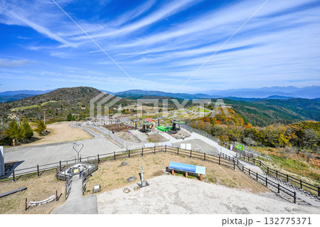 秋の茶臼山高原（愛知県）スカイガーデンからの眺望 132775371