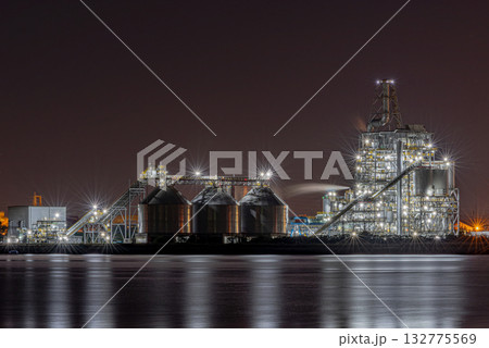 バイオマス発電所夜景 132775569