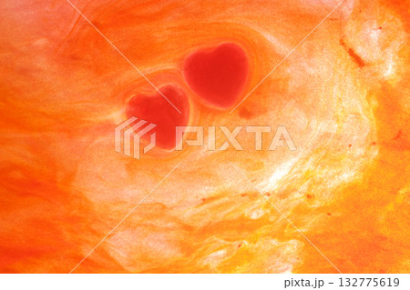 赤い嵐の中で惹かれ合う二つのハートのイメージ 赤い嵐の中で惹かれ合う二つのハートのイメージ 132775619