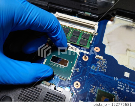 ノートパソコンのCPU（中央演算処理装置）を取り付ける 132775681