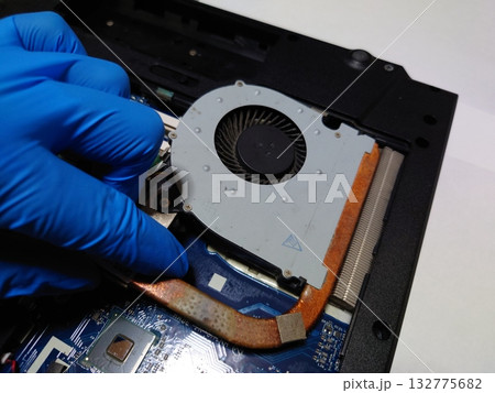 ノートパソコンのCPUのヒートシンク取り付ける ノートパソコンのCPUのヒートシンク取り付ける 132775682