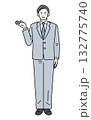 説明をするスーツ姿のビジネスマン 132775740