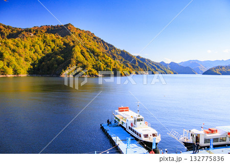 奥只見湖 秋の紅葉見頃 奥只見湖 秋の紅葉見頃 132775836