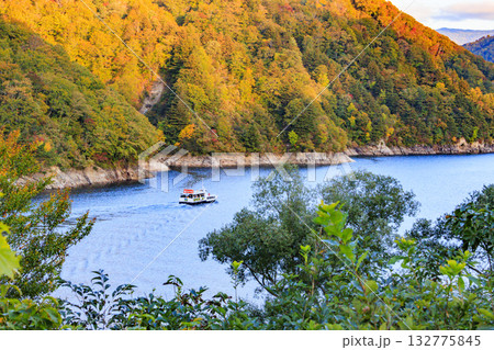 奥只見湖 秋の紅葉見頃 奥只見湖 秋の紅葉見頃 132775845