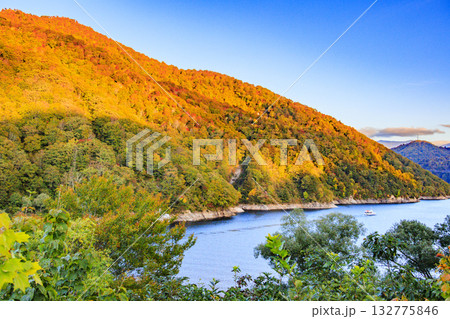 奥只見湖 秋の紅葉見頃 奥只見湖 秋の紅葉見頃 132775846