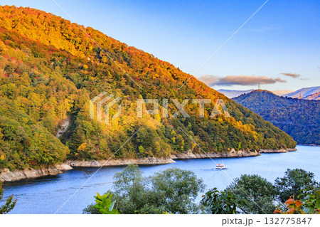 奥只見湖　　秋の紅葉見頃 132775847