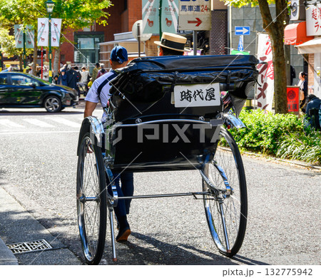 横浜市関内　文化の日　馬車道まつり　馬車道商店街　イギリス製馬車の試乗会 132775942
