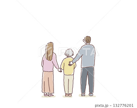 高齢者を支える男性と女性の後ろ姿 132776201