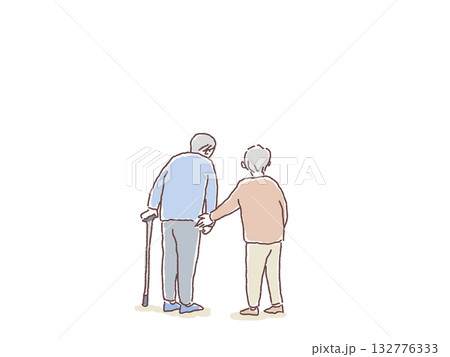 杖をついて歩く高齢男性に寄り添う高齢女性の後ろ姿 杖をついて歩く高齢男性に寄り添う高齢女性の後ろ姿 132776333