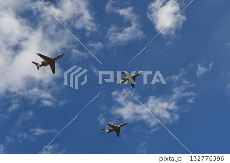 青空を飛ぶ自衛隊機 132776396