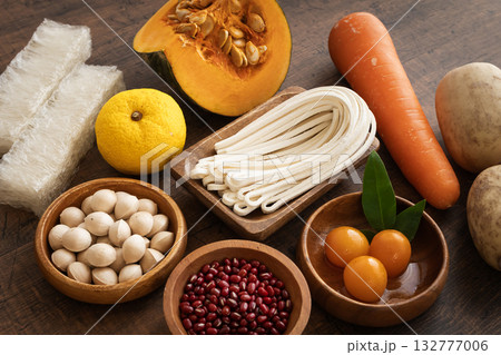 冬至の七種とゆずと小豆 冬至の食べ物 冬至の七種とゆずと小豆 冬至の食べ物 132777006