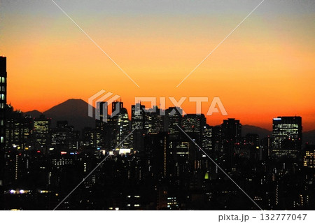 オレンジ色の空に、富士山と新宿副都心のシルエットがきれい 1月夕焼け121新宿副都心の夕景 オレンジ色の空に、富士山と新宿副都心のシルエットがきれい 1月夕焼け121新宿副都心の夕景 132777047