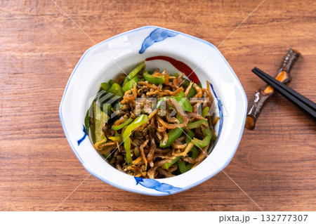 ピーマンのちりめん山椒炒め ピーマンのちりめん山椒炒め 132777307