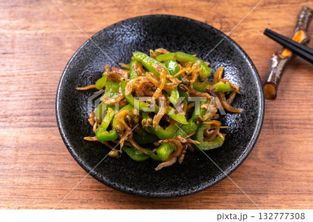 ピーマンのちりめん山椒炒め ピーマンのちりめん山椒炒め 132777308