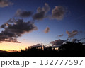 雲の隙間から見える秋の夕日 132777597