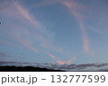 青空と夕日に染まる雲 132777599