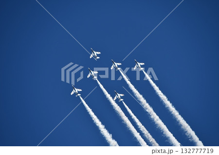 ブルーインパルス、飛行機雲がかかる ブルーインパルス、飛行機雲がかかる 132777719