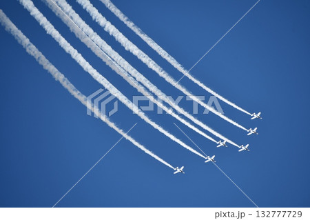 青空に描かれた飛行機雲 132777729