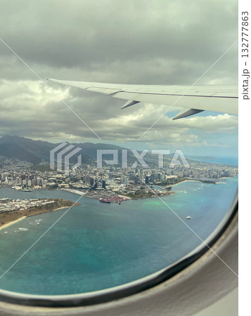 飛行機の窓から見たハワイ・ホノルルの街並みと海岸線 132777863