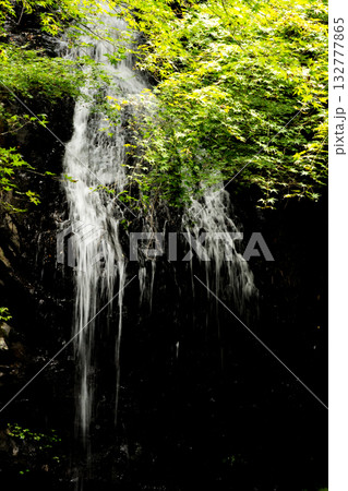 滝の水が流れ落ちる途中 132777865