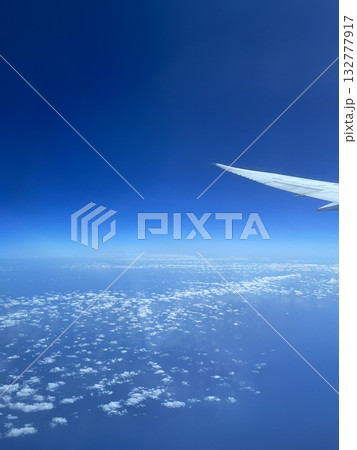 飛行機の翼と青い空と海 132777917