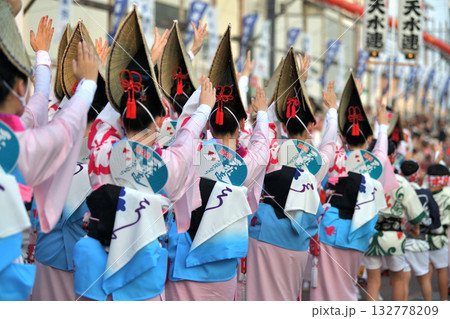 本場徳島阿波踊り　演舞場に踊り込む 132778209