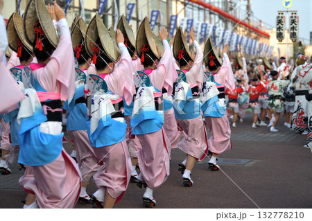本場徳島阿波踊り　演舞場に踊り込む 132778210