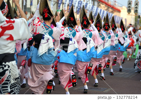 本場徳島阿波踊り　演舞場に踊り込む 132778214