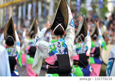 本場徳島阿波踊り　演舞場に踊り込む 132778216