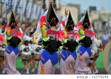 本場徳島阿波踊り　演舞場に踊り込む 132778249