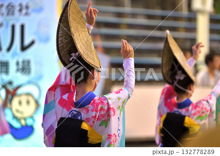 本場徳島阿波踊り　演舞場に踊り込む 132778289