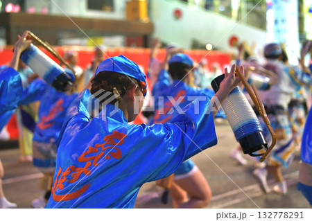 本場徳島阿波踊り　演舞場に踊り込む 132778291
