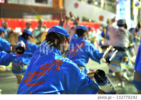 本場徳島阿波踊り　演舞場に踊り込む 　 132778292