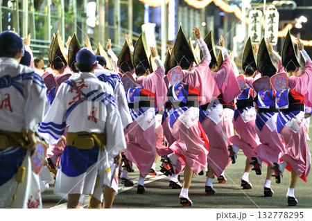 本場徳島阿波踊り 演舞場に踊り込む 本場徳島阿波踊り 演舞場に踊り込む 132778295