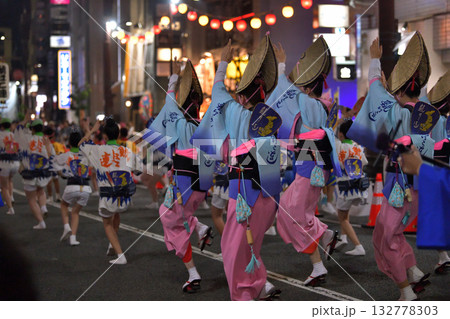 本場徳島阿波踊り 演舞場に踊り込む 本場徳島阿波踊り 演舞場に踊り込む 132778303