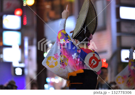 本場徳島阿波踊り　演舞場に踊り込む 132778306