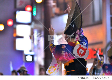 本場徳島阿波踊り　演舞場に踊り込む 132778307