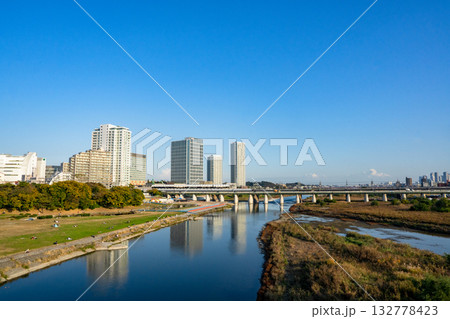 川のある都市風景（二子玉川多摩川） 132778423
