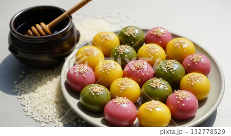 Korean Honey Glutinous Rice Cakes with Sesame Seeds 132778529