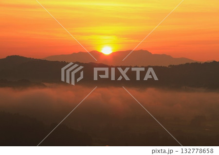雲海朝焼けの新潟県小千谷市小千谷山本山高原展望風景 132778658